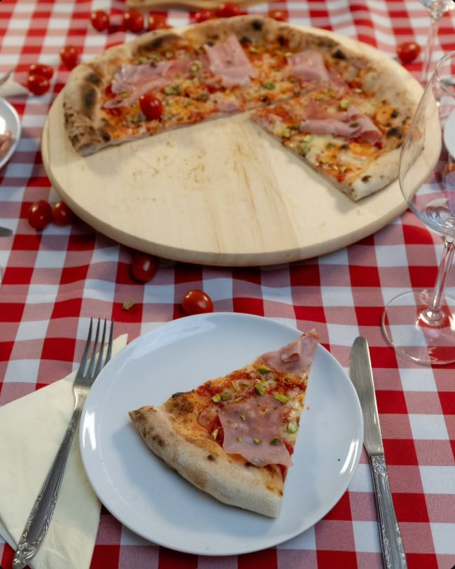 Kawałek pizzy na talerzu