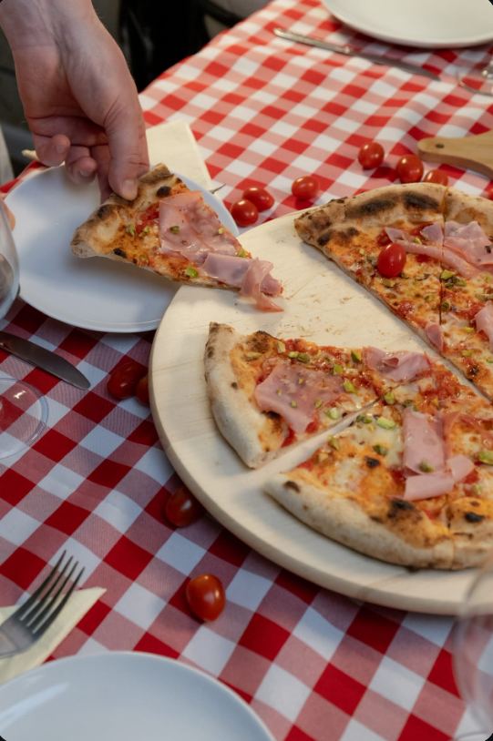 Odbieranie kawałka pizzy