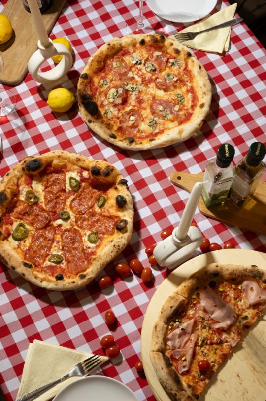 Stół pełen pizzy Dough Pizza