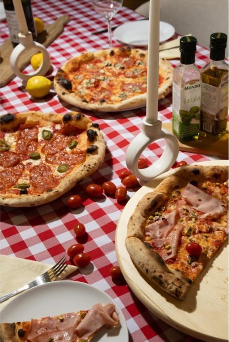 Trzy pizze na stole